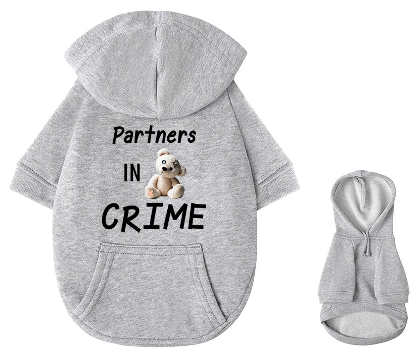 Statement Hunde-Kapuzenpullover: Grauer Hoodie mit Partners in Crime Print und zerrissener Teddybär-Illustration - passende Kindermode verfügbar