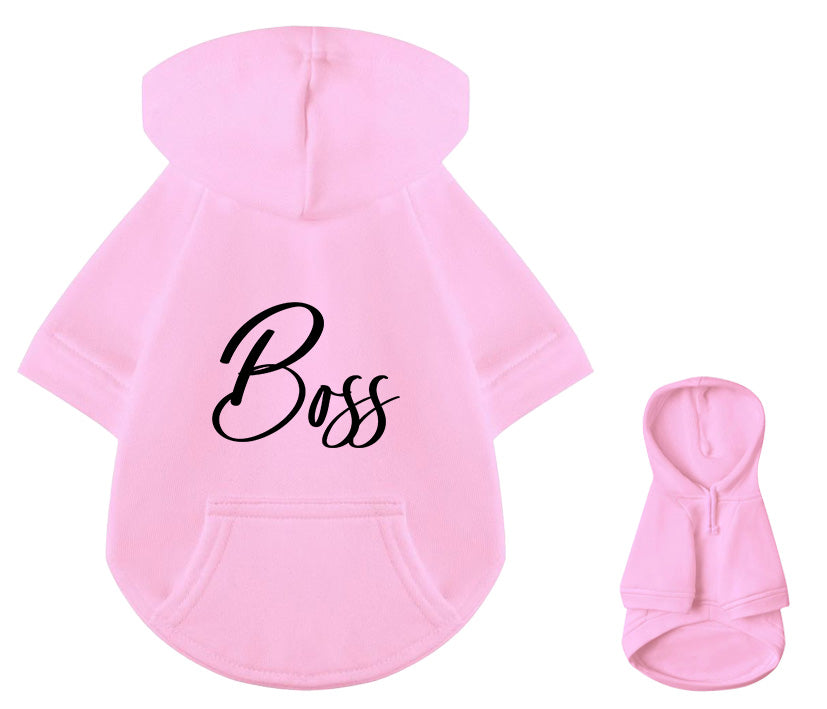 Premium Hunde Hoodie aus 100% Baumwolle in rosa - Boss Design mit Wunsch-Schriftfarbe - Ansicht von Vorder- und Rückseite des Pullovers