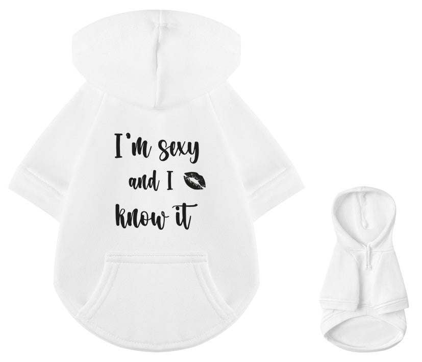 Weißer Hunde Hoodie aus Baumwolle mit Aufdruck I´m sexy and I know it in Wunschfarbe, bequem, stylisch und perfekt für deinen Vierbeiner. Rücken- und Brustansicht