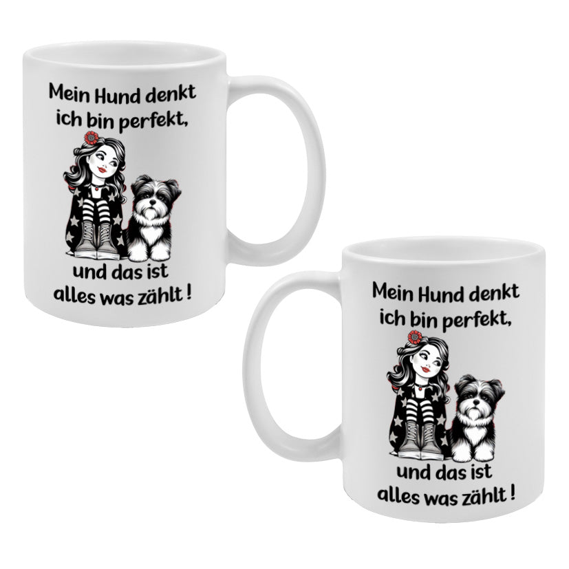 Weiße Tasse mit Aufdruck Mein Hund denkt, ich bin perfekt – und das ist alles, was zählt, Motiv: Frau sitzt liebevoll neben ihrem Hund