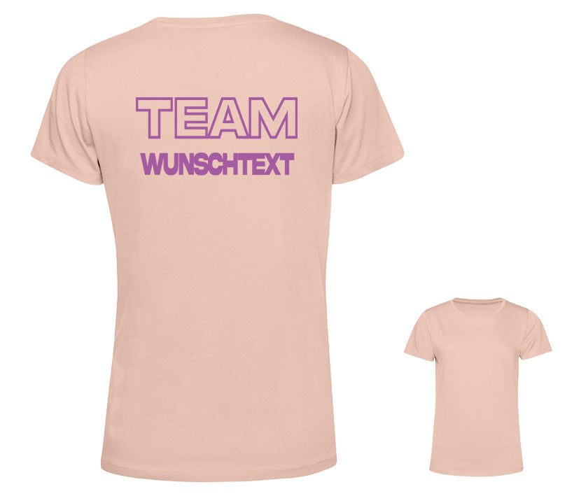 Personalisierbares Team T-Shirt für Damen – Bio-Baumwolle, rosefarbenes Shirt mit individuell wählbarer Schriftfarbe und Wunschtext wie Hundename, ideal für Partnerlook mit Hund