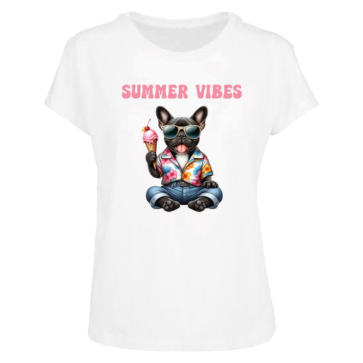 Weißes Damen T-Shirt mit French Bulldog im Hawaii-Hemd, Sonnenbrille und Eis – „Summer Vibes“-Print, 100 % Baumwolle. Pefekt für Hundeliebhaberinnen