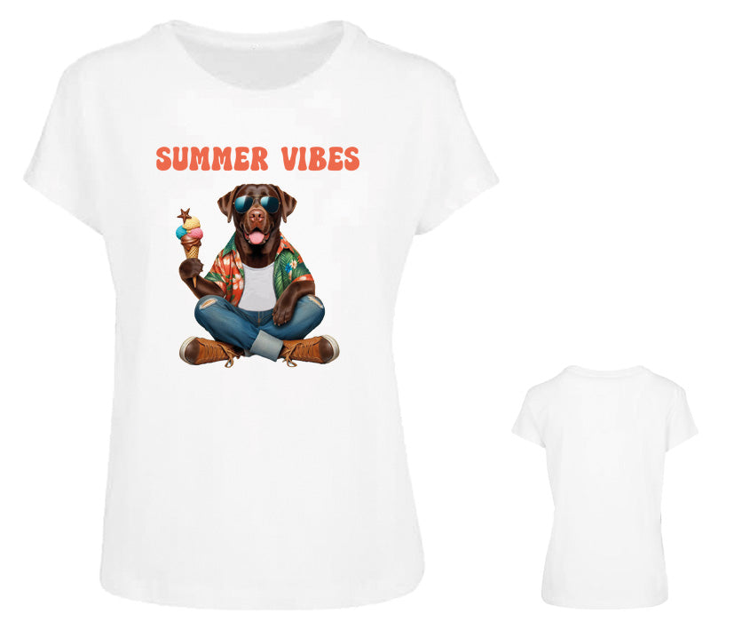 Weißes Damen-T-Shirt mit „Summer Vibes“-Aufdruck und braunem Labrador im Hawaiihemd mit Sonnenbrille und Eis. Ideales Geschenk für Hundebesitzerinnen.