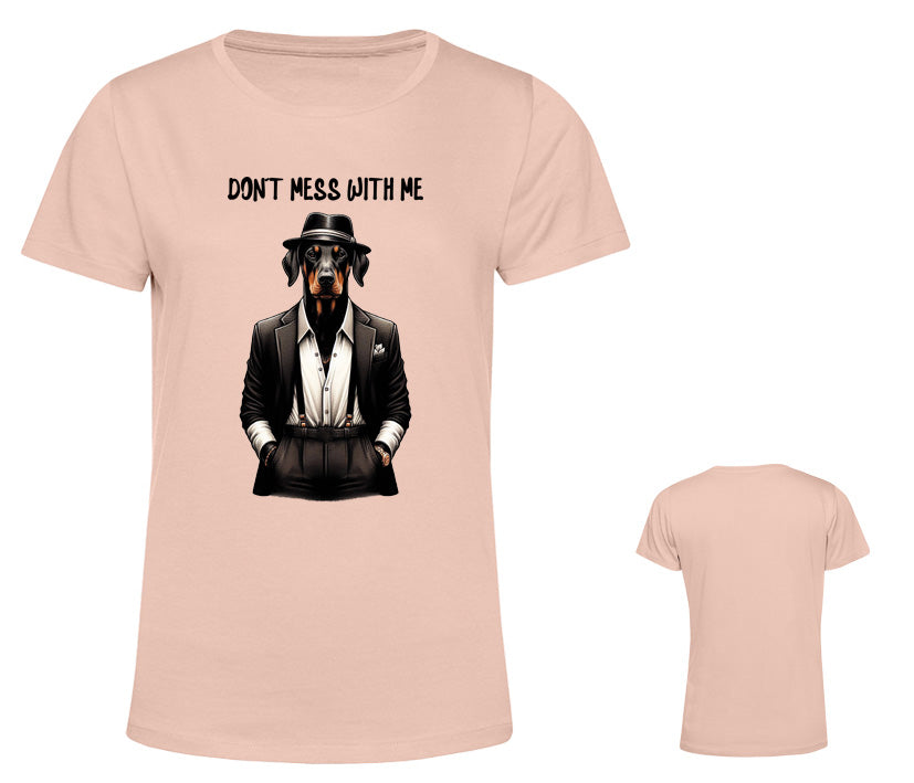 Rosefarbenes Damen T-Shirt mit frechem Print „Don’t mess with me“ und Dobermann im Anzug – coole Geschenkidee für Dobermann-Fans und Hundemamas