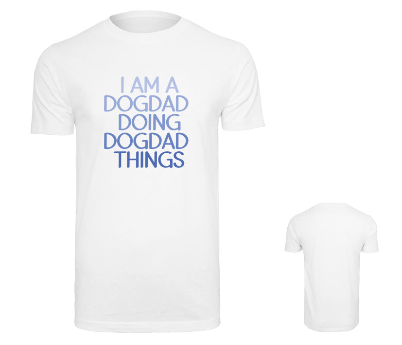 Weißes Herren T-Shirt mit dem Aufdruck „I am a Dogdad doing Dogdad things“ mit einem blauen Farbverlauf - schönes Geschenk für Hundepapas