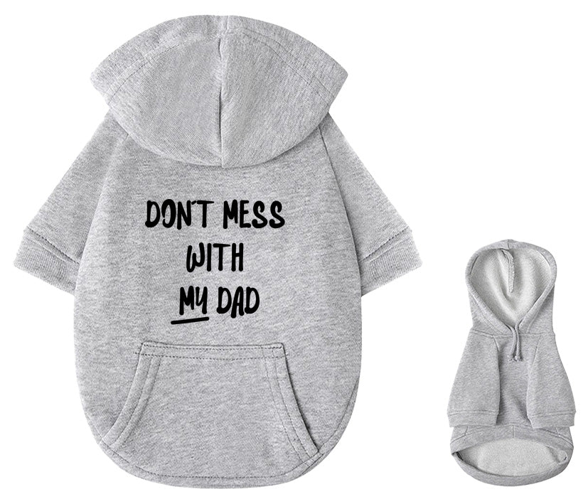 Cooler Hundepullover mit Statement-Print in schwart „Don’t mess with my dad“ – gemütlicher Baumwoll-Hoodie in Hellgrau.