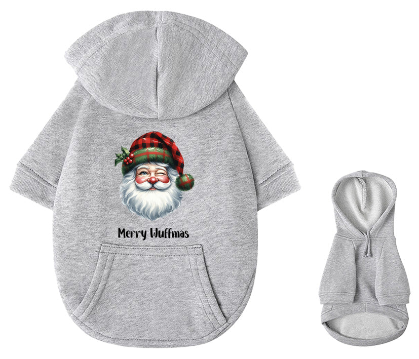 Hellgrauer Hunde-Hoodie mit Nikolaus-Gesicht auf dem Rücken – gemütlicher Weihnachts-Hoodie für Hunde aus Baumwolle