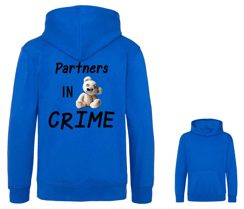 Blauer Kinder Hoodie mit Partners in Crime Aufdruck in schwarz und Teddy-Motiv auf dem Rücken - Matching Set mit Hunde-Pullover für stylischen Partnerlook - Druckfarbe individuell wählbar - Cooler Statement Kapuzenpullover für Kids. Rücken- und Brustansicht