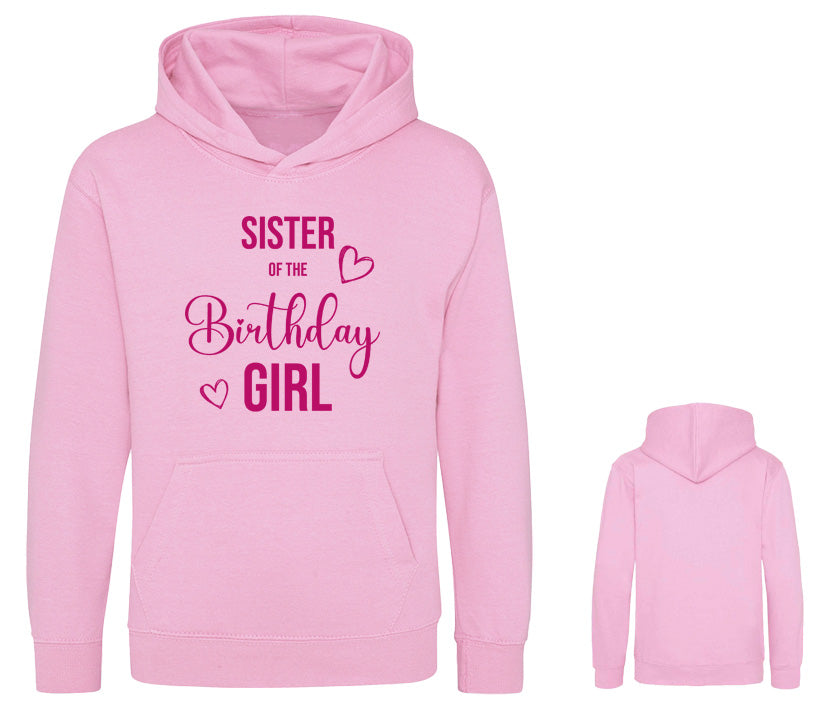 Rosa Kinder-Hoodie von vorne und hinten mit himbeerfarbenem Sister of the Birthday Girl Schriftzug, passend zum Birthday Girl Partnerlook für Hund und Kind.