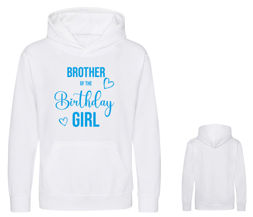 Weißer Kapuzenpullover für Kinder mit Aufdruck Brother of the Birthday Girl in blau - Beidseitige Produktansicht. Partnerlook Kind und Hund