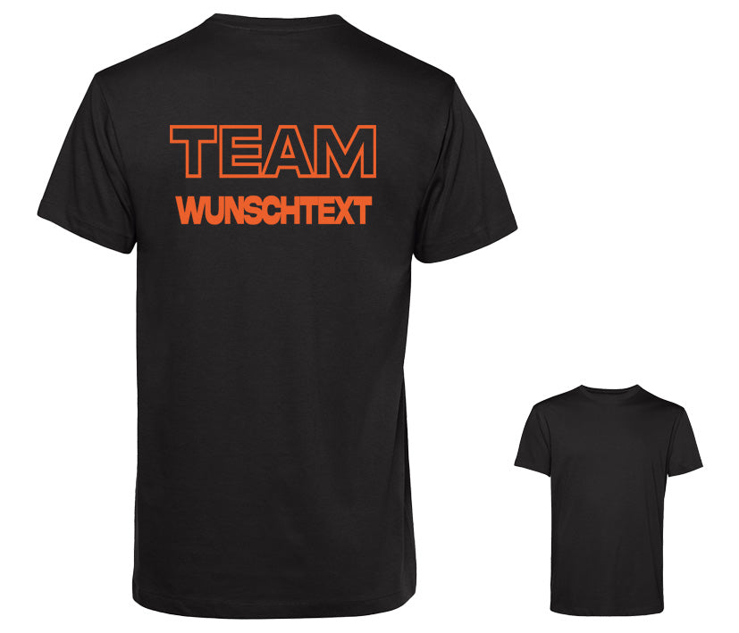 Schwarzes Bio-Baumwoll-T-Shirt für Männer mit Rückenprint „TEAM“ in Orange und individuell wählbarem Wunschtext – perfekt personalisierbar mit Namen oder Statement. Schriftfarbe frei wählbar.