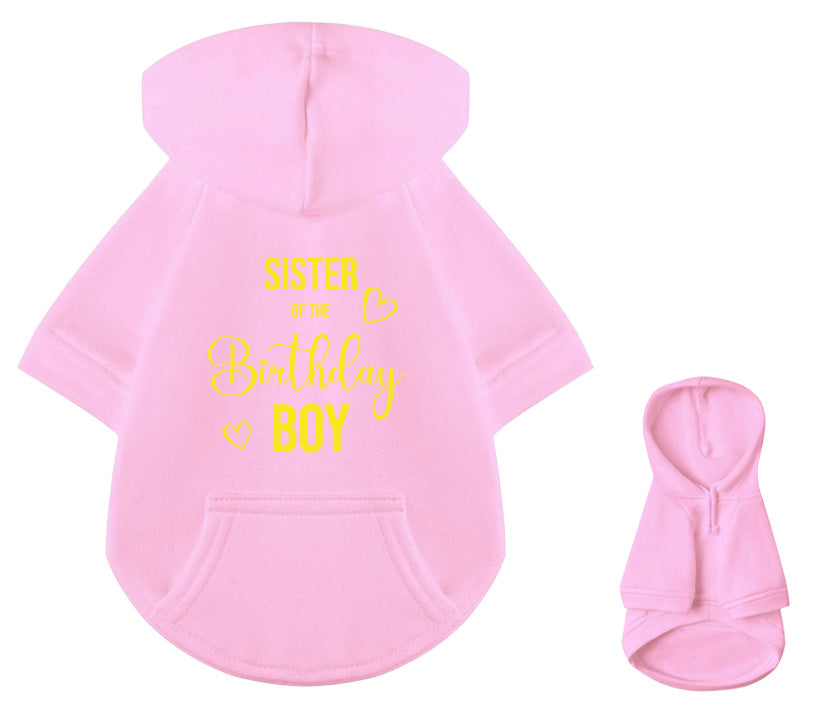 Pinker Hunde-Hoodie mit Sister of the Birthday Boy Schriftzug in gelb, Vorder- und Rückansicht zeigt klassisches Design mit Kapuze und Bauchbereich