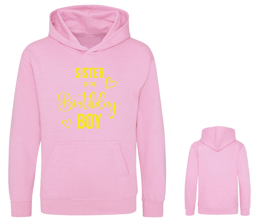 Birthday Girl Geschwister Hoodie in Rosa - Brust-und Rückenansicht des Kinder Kapuzenpullovers mit gelbem Sister of the Birthday Boy Aufdruck auf der Brust
