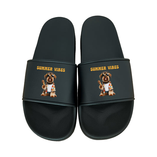 Schwarze Badelatschen mit Havaneser im Hawaiihemd und Eis, „Summer Vibes“-Aufdruck, unisex Design – ideal für Sommer, Strand & Pool. Perfektes Geschenk für Hundebesitzer. 