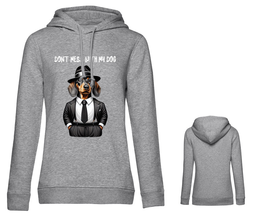 Hellgrauer Damen Hoodie mit Dackel im Anzug und Hut  – Statement-Aufdruck „don’t mess with me“ auf der Brust. 