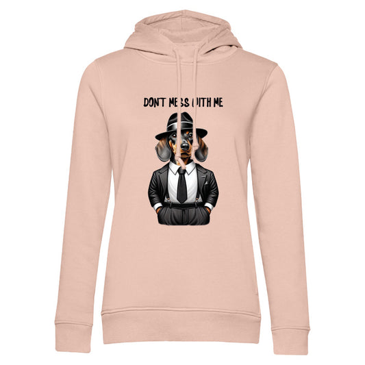 Roséfarbener Frauen Hoodie mit Dackel im Anzug und Hut  – Aufdruck „don’t mess with me“ im coolen Mafiosi-Style. Perfekt für Dackel Liebhaberinnen.