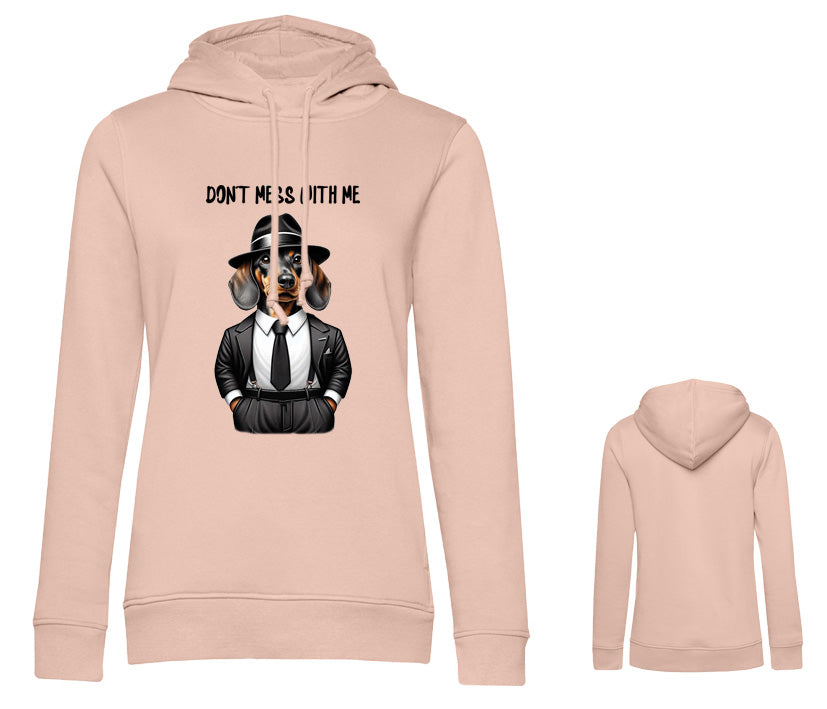 Roséfarbener Frauen Hoodie mit Dackel im Mafioso-Style  – charmanter Aufdruck „don’t mess with me"auf der Brust. 