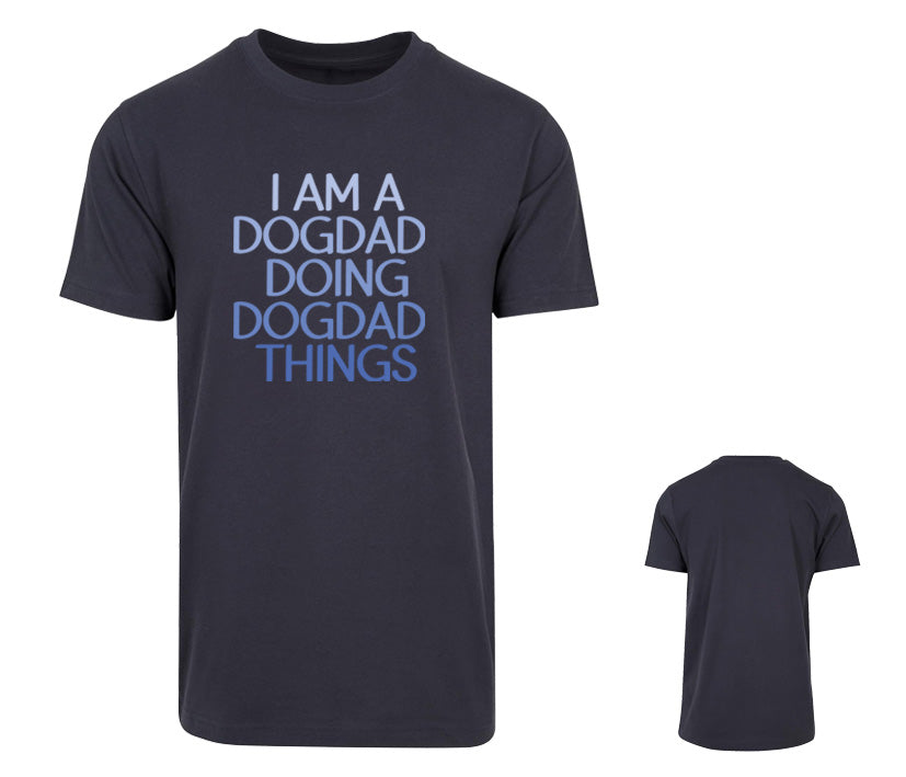 Dunkelblaues Männer T-Shirt mit dem Aufdruck „I am a Dogdad doing Dogdad things“ mit einem blauen Farbverlauf - ideales Geschenk für Hundeliebhaber