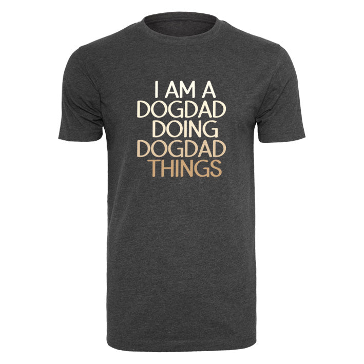 Männer T-Shirt in dunkelgrau mit dem Aufdruck „I am a Dogdad doing Dogdad things“ mit einem beigen Farbverlauf - ideales Geschenk für Hundepapas