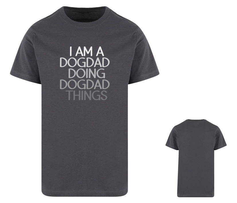 graphitefarbenes Herren T-Shirt mit dem Aufdruck „I am a Dogdad doing Dogdad things“ mit einem grauen Farbverlauf - ideales Geschenk für Hundebesitzer