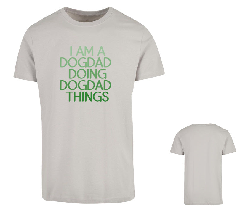 Herren T-Shirt in leichtem grau mit dem Aufdruck „I am a Dogdad doing Dogdad things“ mit einem grünen Farbverlauf - ideales Geschenk für Hundepapas