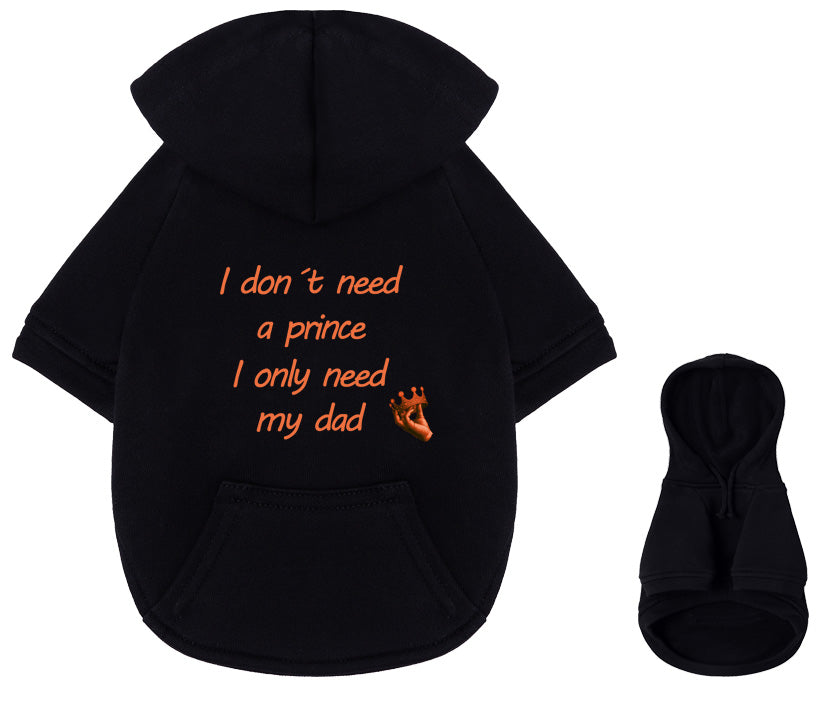 Schwarzer Hunde Hoodie mit Spruch „I don’t need a prince – I only need my dad“, Farbe des Aufdrucks wählbar, optional mit Hand-und-Krone-Design. Aufdruck auf dem Rücken. Kapuzenpullover aus 100% Baumwolle.