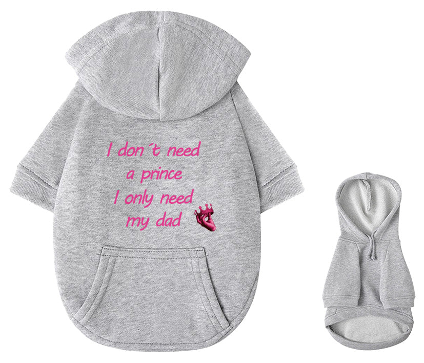 Hunde Hoodie in Grau mit Statement „I don’t need a prince – I only need my dad“, personalisierbar in Aufdruckfarbe optional mit Hand-und-Krone-Motiv. Hundebekleidung aus 100% Baumwolle. 