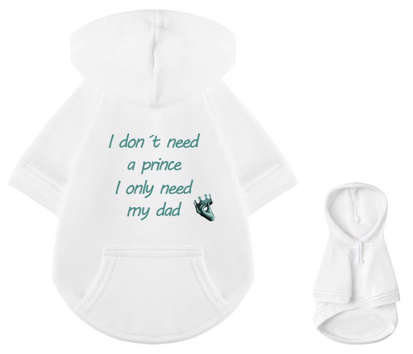 Weißer Hunde Hoodie aus Baumwolle mit Aufdruck „I don’t need a prince – I only need my dad“, personalisierbar in Schriftfarbe, optional mit Hand-und-Krone-Motiv.