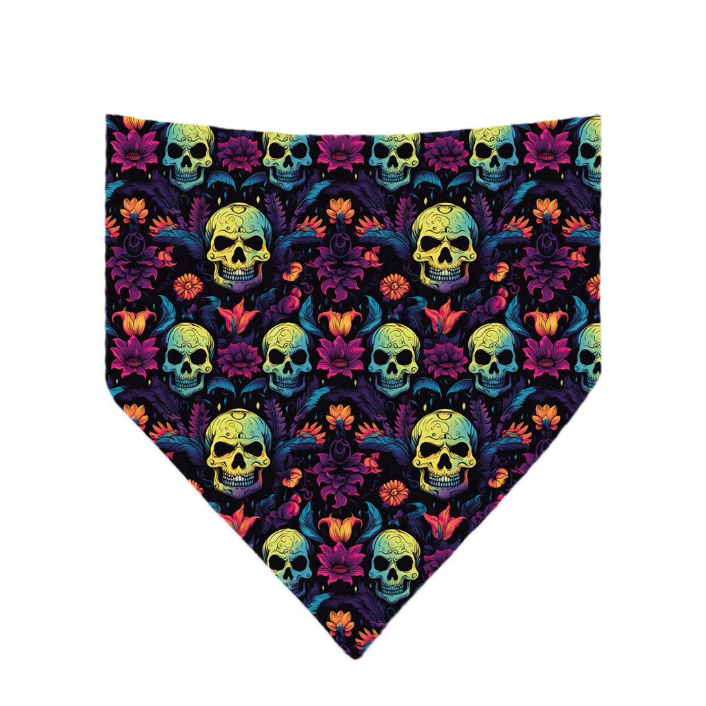 Schwarzes Halloween Hundehalstuch mit bunten Totenköpfen und floralem Muster – Hunde Accessoire für Halloween, angenehme Alternative zu einem Hundekostüm.