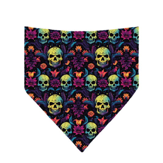 Schwarzes Halloween Hundehalstuch mit bunten Totenköpfen und floralem Muster – Hunde Accessoire für Halloween, angenehme Alternative zu einem Hundekostüm.